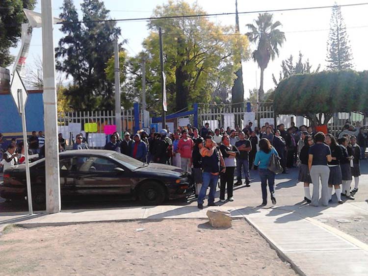 Protestan tutores en Prepa Federal de Tehuacán; exigen auditoría