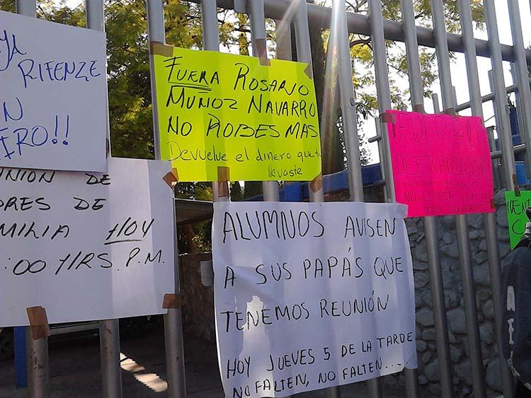 Protestan tutores en Prepa Federal de Tehuacán; exigen auditoría