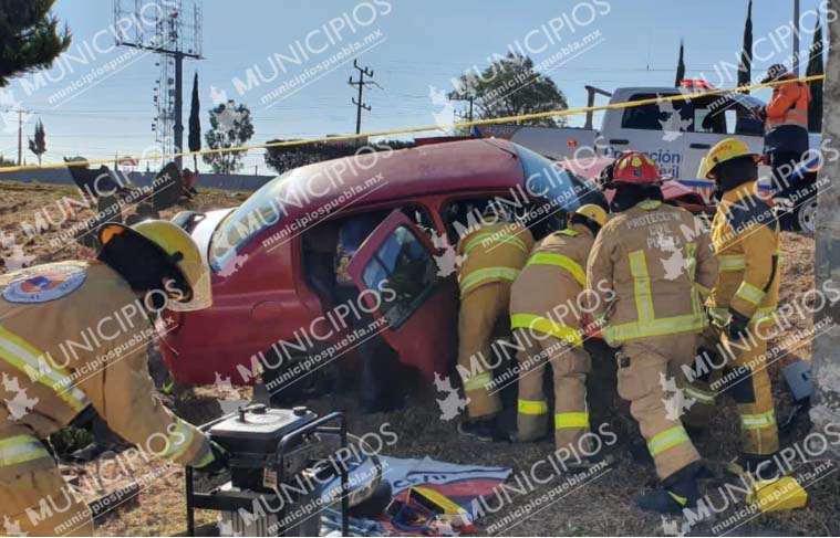 Auto se estrella contra barda y quedan dos prensados en la Recta a Cholula