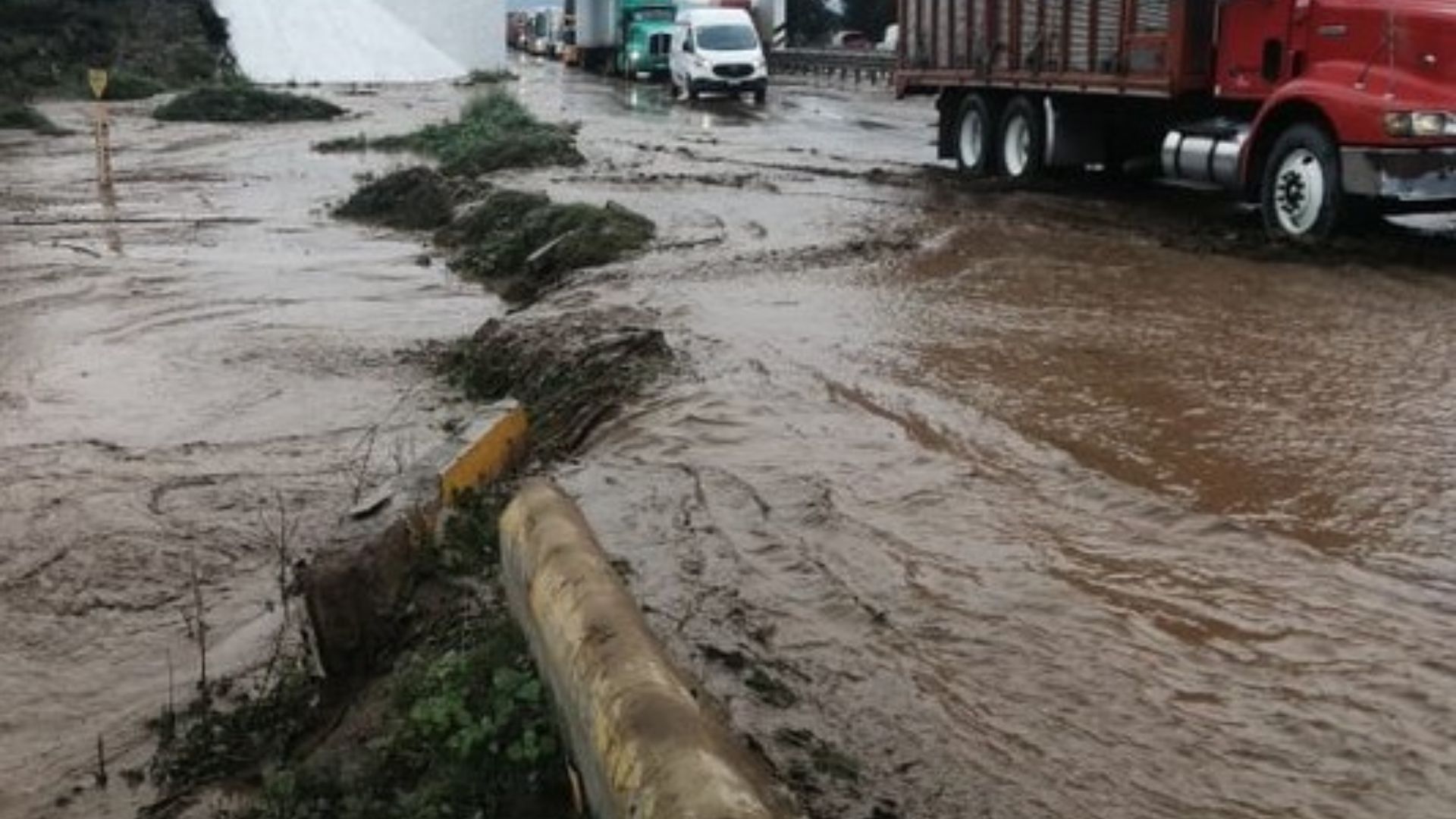 Por las fuertes lluvias en Chietla, reportan desbordamiento masivo de presa