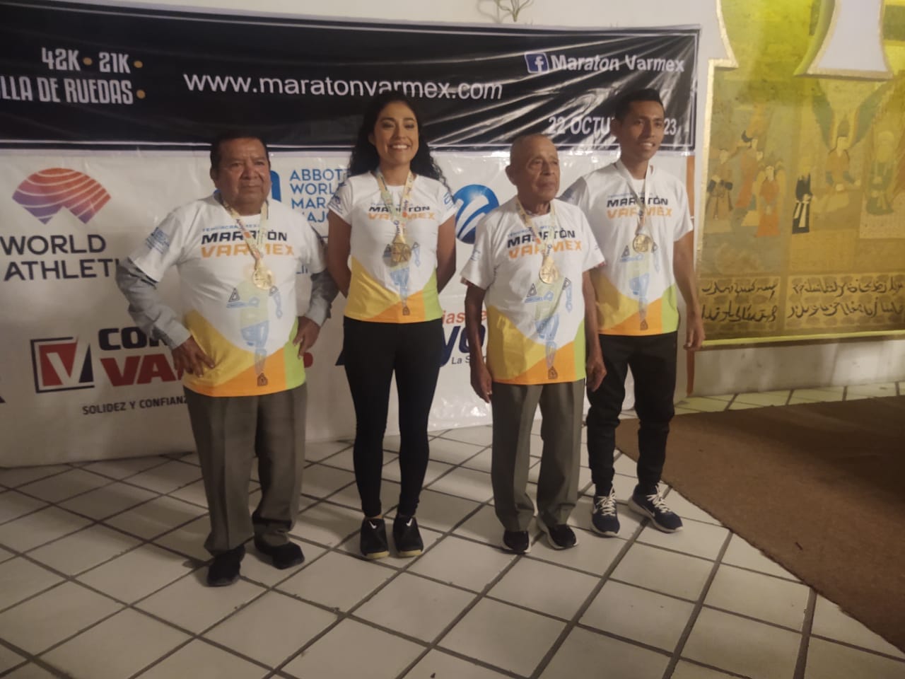 Presentan playera y medalla del Maratón VarMex 2023 en Tehuacán 