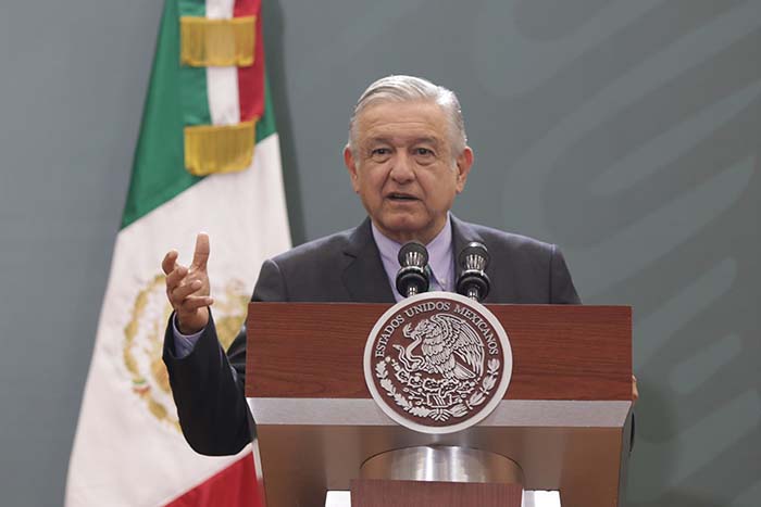 Pide AMLO a maestros no se dejen intimidar por crimen organizado