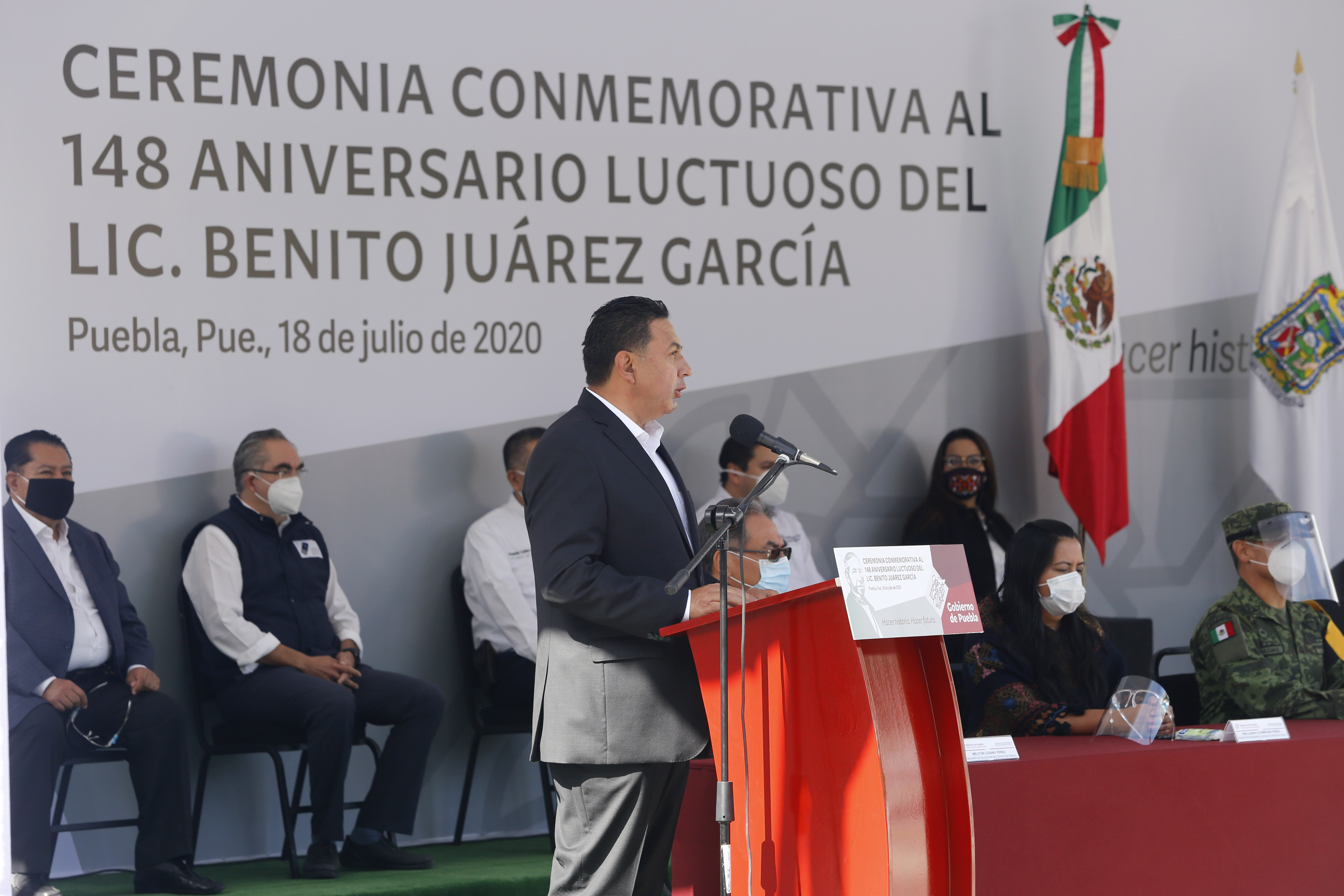 Preside Miguel Barbosa ceremonia luctuosa de Benito Juárez