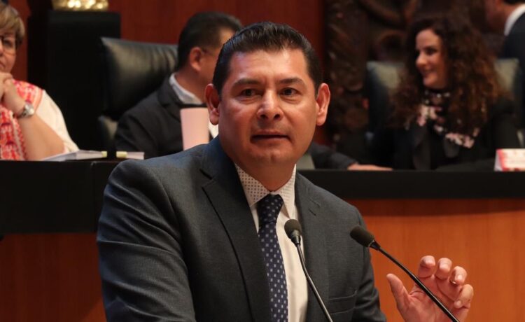 En caótica votación, eligen a Armenta presidente del Senado