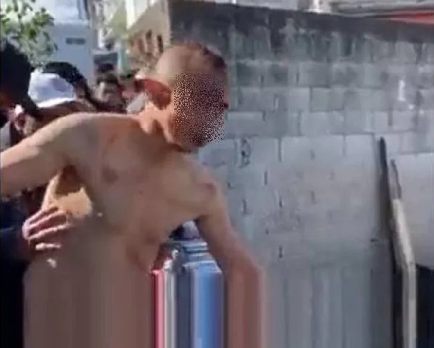 VIDEO Desnudan y tiran en canal de aguas negras a presunto ladrón