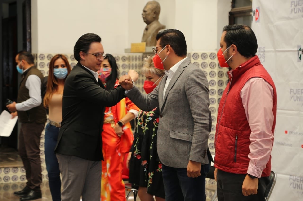 En su cumpleaños, reemplazan a líder municipal del PRI en Puebla
