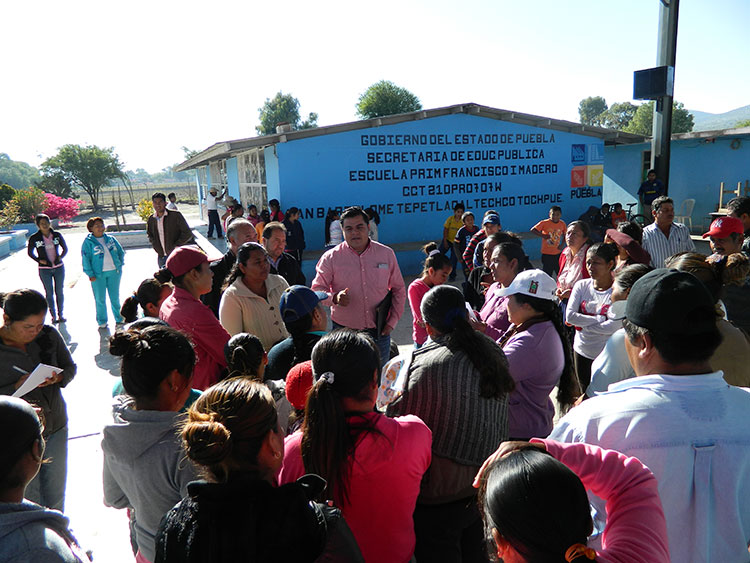 Comienza construcción de tres aulas en primaria de Tochtepec