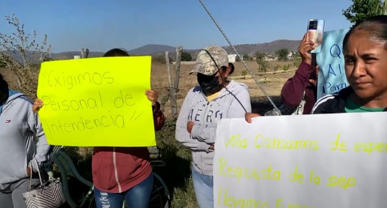 Padres de familia cierran escuela en demanda de personal de intendencia en Xochiltepec