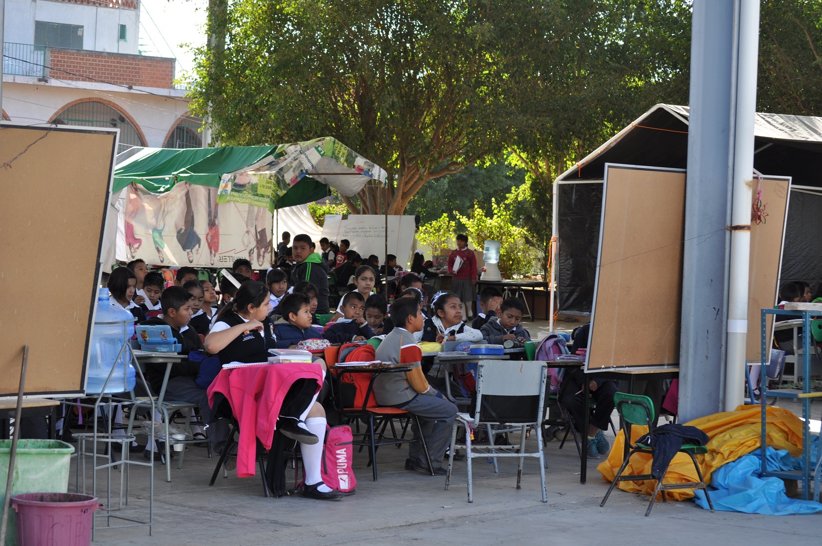Dan clases en patio por atraso de rehabilitación en escuela de Acatlán