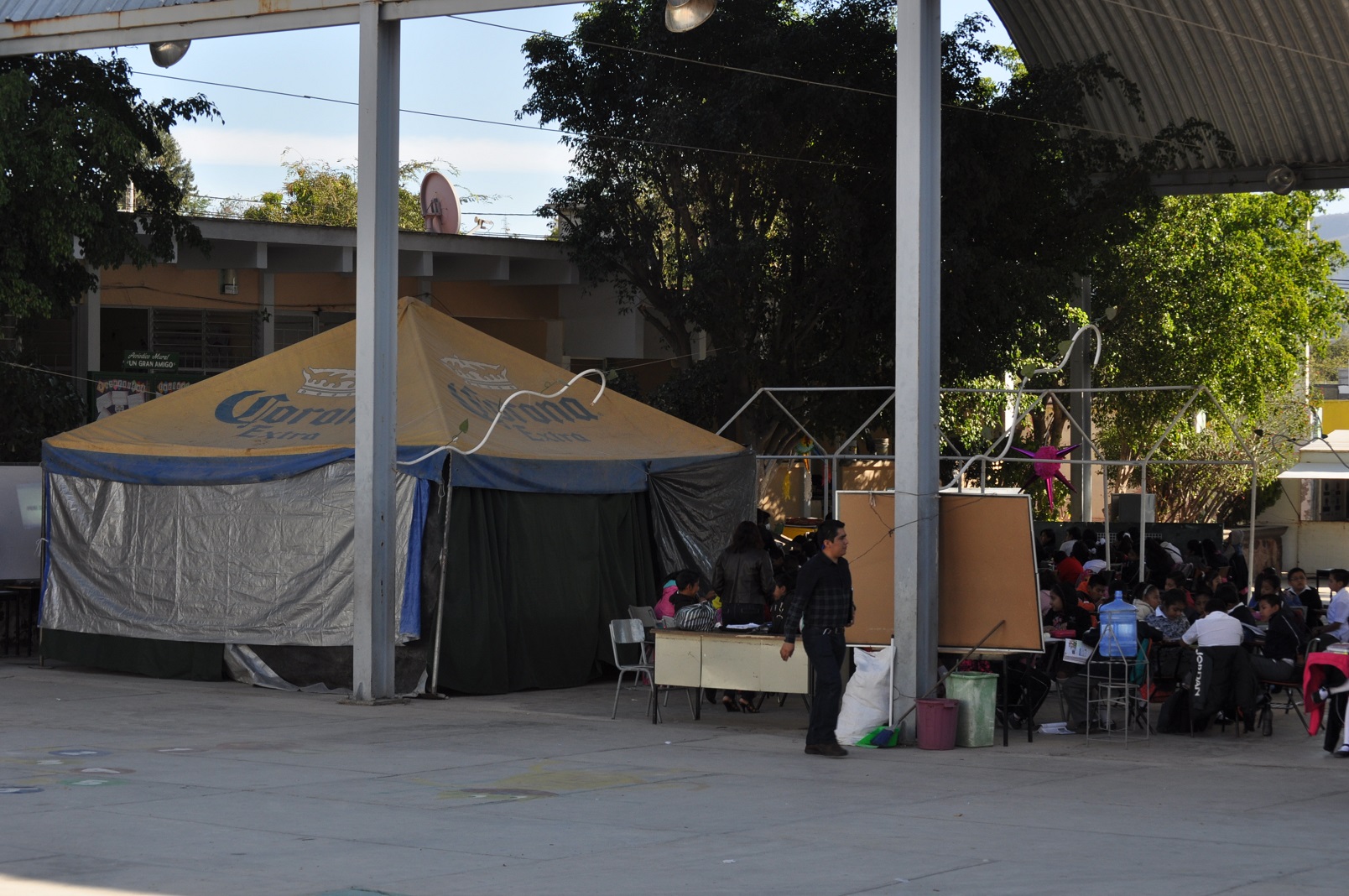 Dan clases en patio por atraso de rehabilitación en escuela de Acatlán