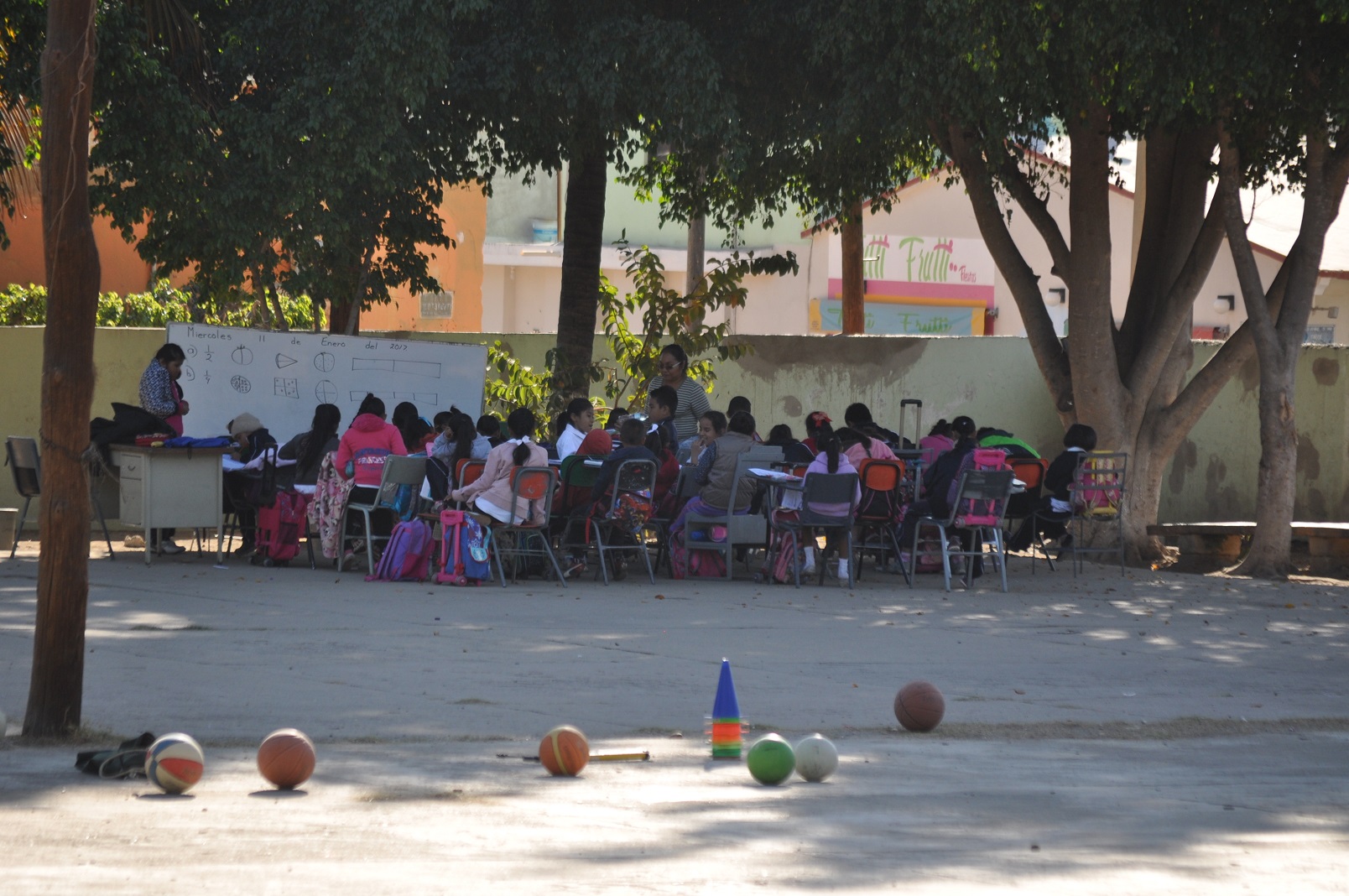 Dan clases en patio por atraso de rehabilitación en escuela de Acatlán