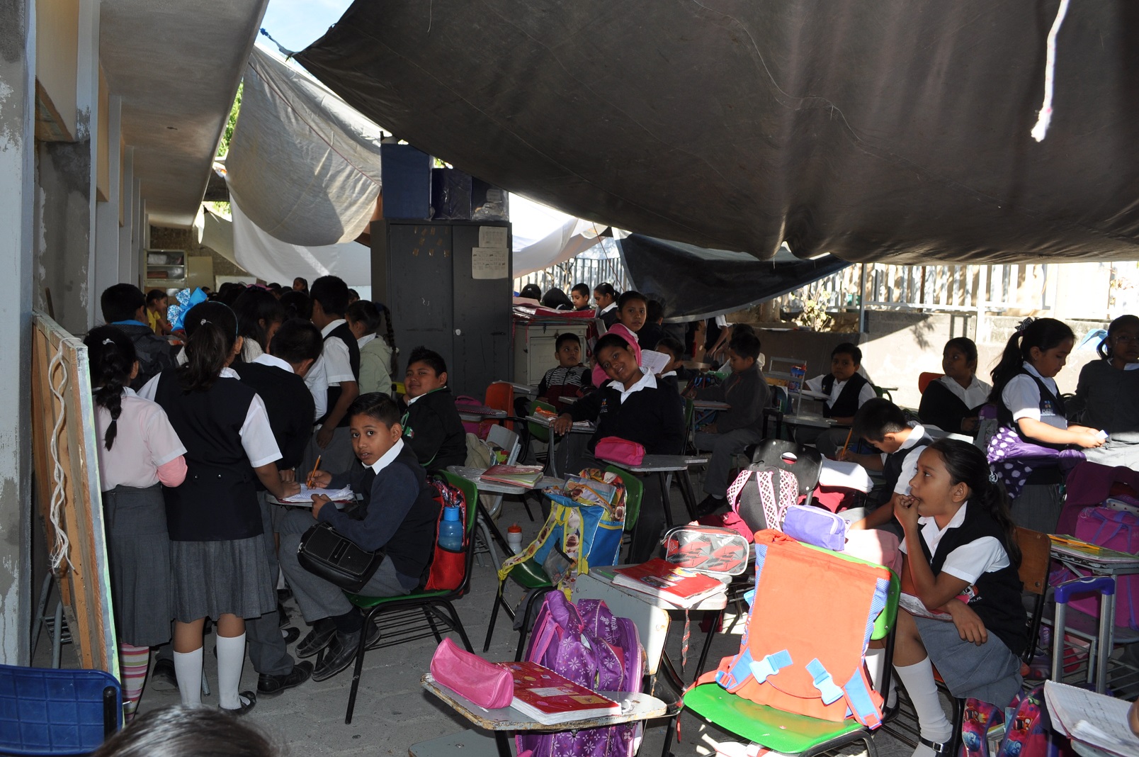 Dan clases en patio por atraso de rehabilitación en escuela de Acatlán