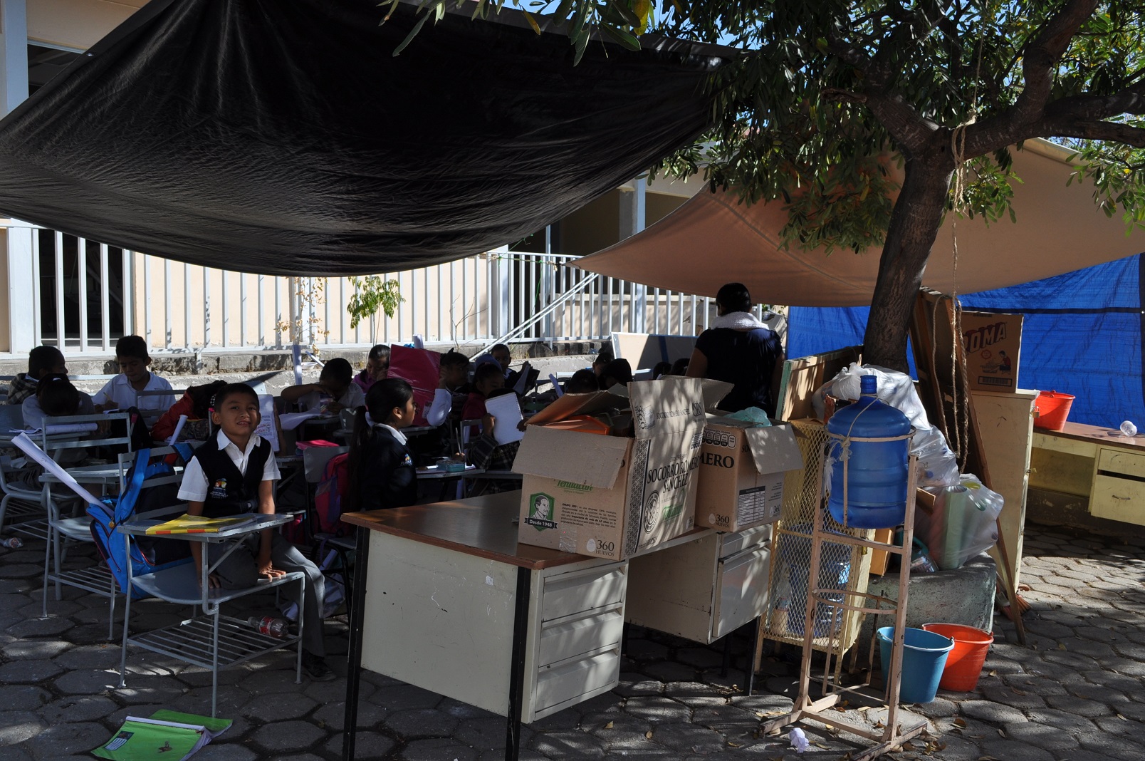 Dan clases en patio por atraso de rehabilitación en escuela de Acatlán