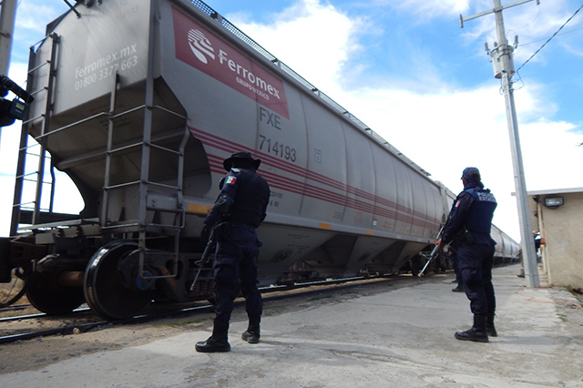 Saqueadores de trenes golpean a policías en Tepeaca