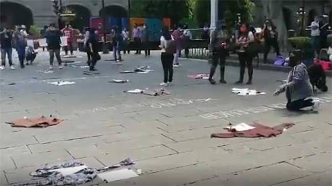 VIDEO Mujeres protestan en el zócalo de Puebla contra feminicidios