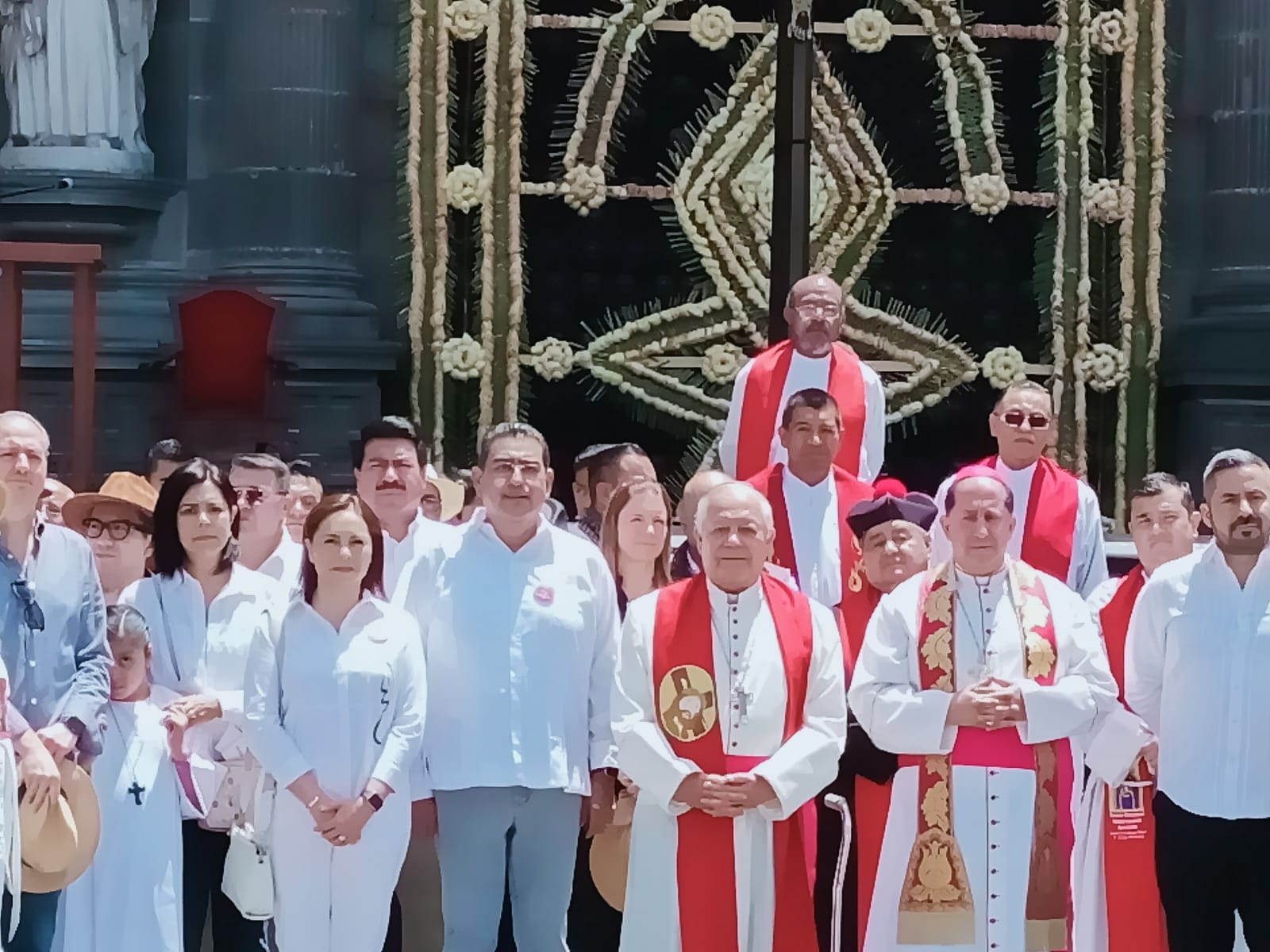 Presiden el arzobispo Víctor Sánchez y el gobernador Sergio Salomón la Procesión de Viernes Santo