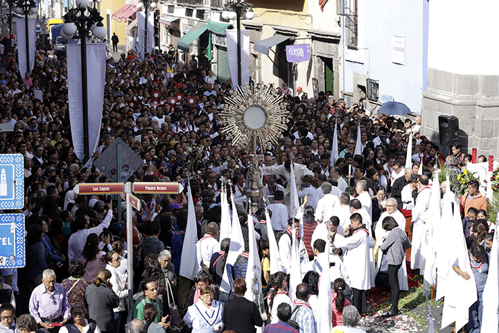 Poblanos participan en la Procesión de Jueves de Corpus Christi