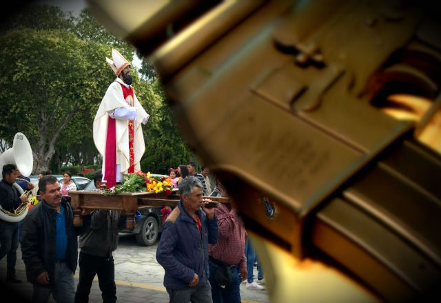 VIDEO: Procesión religiosa en Palmar se topa con comando 