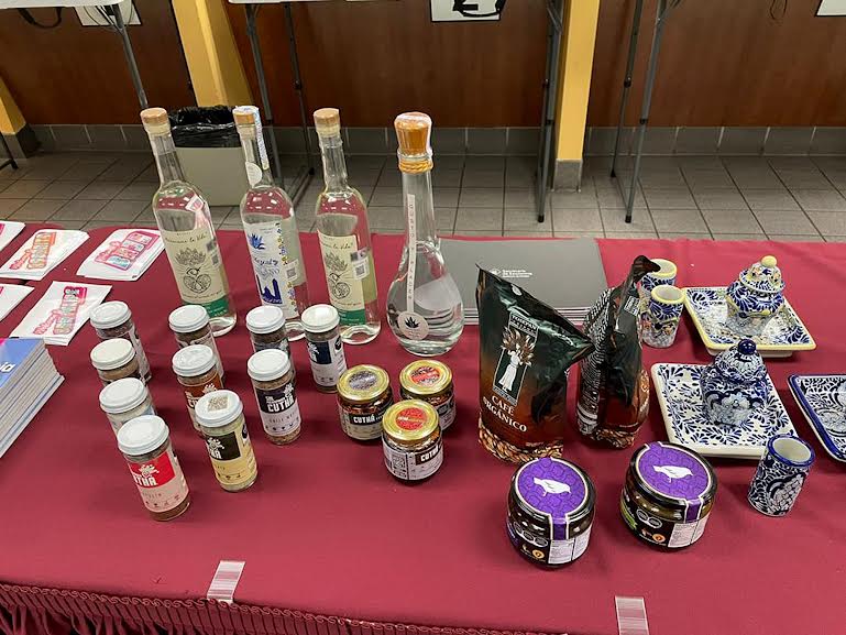 Exponen poblanos productos en consulados de California: Economía