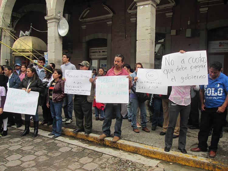 Protestan maestros del SNTE en desfile cívico de Huauchinango
