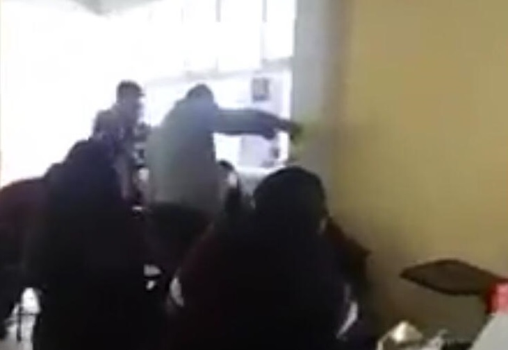 VIDEO Maestro del CBTIS en Izúcar echó agua a un alumno en clase