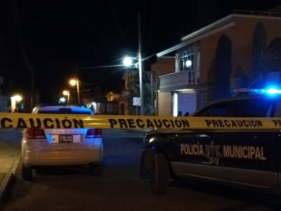 A puñaladas matan a profesor en el interior de su casa en Tehuacán