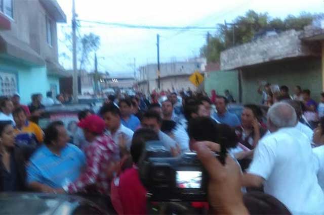 Riñen priístas de la comuna de Tehuacán tras mitin de Blanca Alcalá