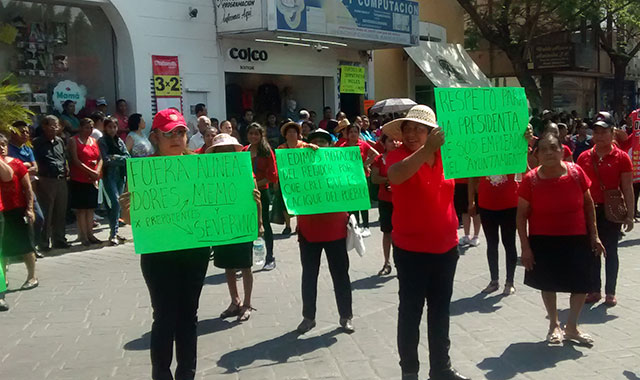 Protestan locatarios de Tehuacán contra regidor de Industria y Comercio