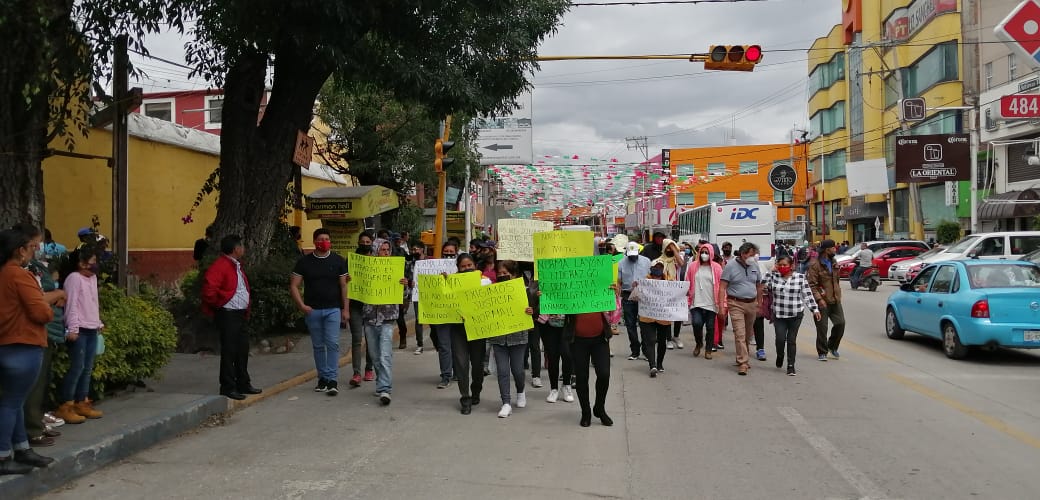 Tras detención de tres personas, ambulantes protestan en calles de Texmelucan