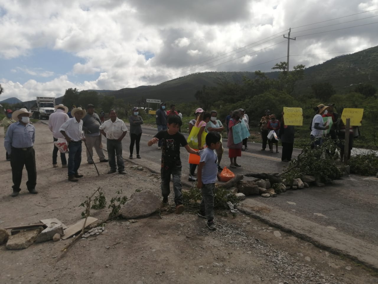 Habitantes de Chapulco bloquean la México-Veracruz por instalación de antena