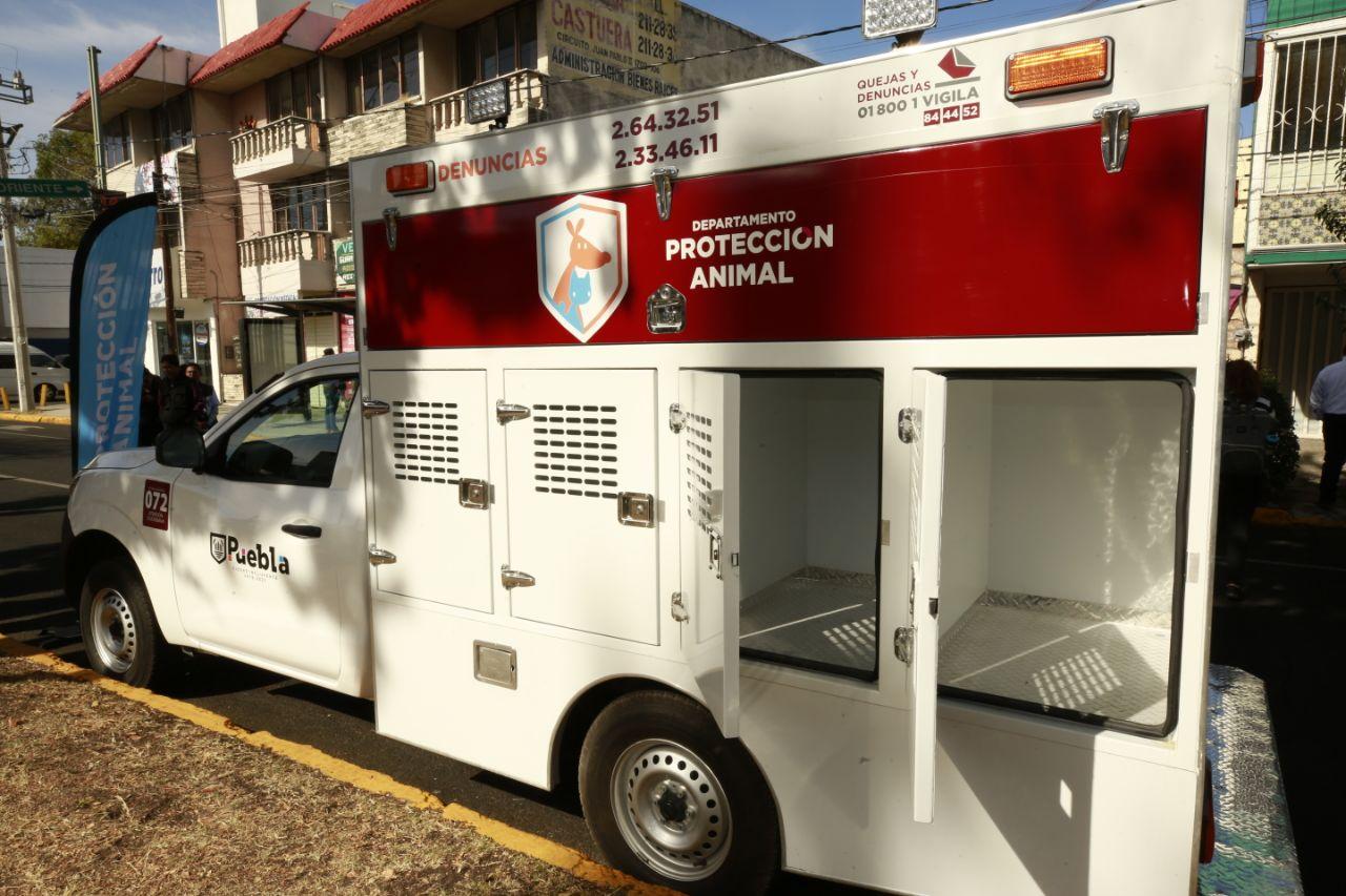 Claudia Rivera entrega vehículos al Departamento de Protección Animal
