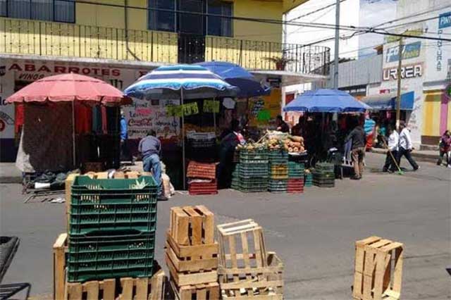 Con protesta frente a la alcaldía, comerciantes de Tehuacán piden retiro de ambulantes