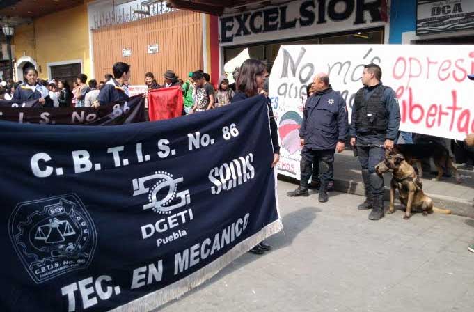 Protestan en municipios por normalistas desaparecidos