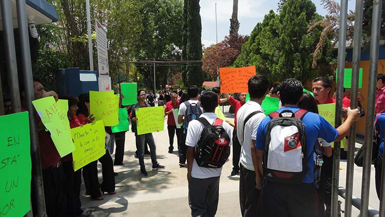Bloquean alumnos y profesores de Prepa Federal vialidades de Tehuacán