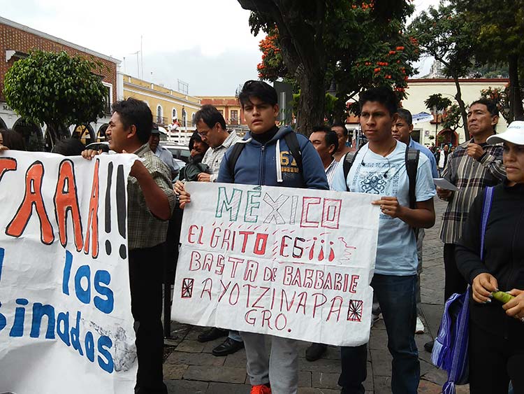 Protestan en Atlixco en apoyo a normalistas de Ayotzinapan