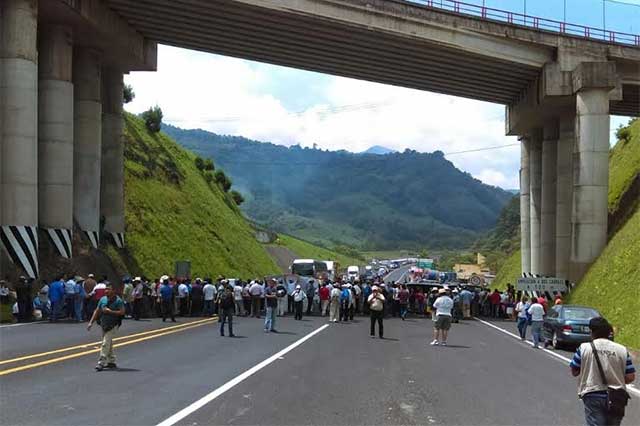 Bloquean la autopista México-Tuxpan en protesta por apagones de CFE