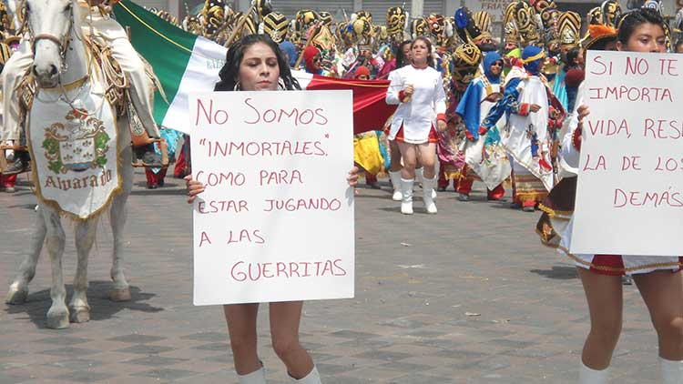 Se manifiestan danzantes contra guerritas en el Carnaval de Huejotzingo