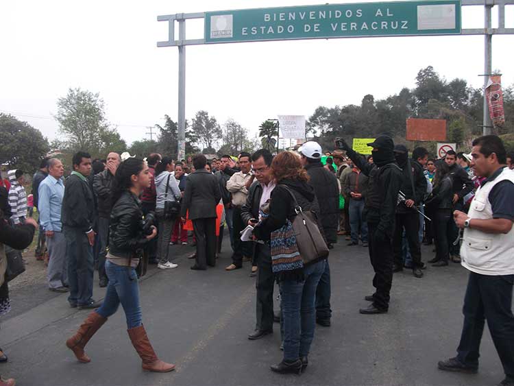 Protestan veracruzanos en franja limítrofe con Puebla; hay un detenido