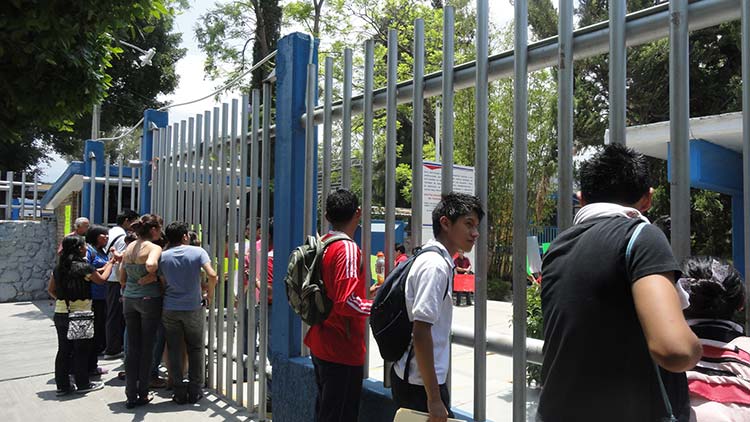 Bloquean alumnos y profesores de Prepa Federal vialidades de Tehuacán