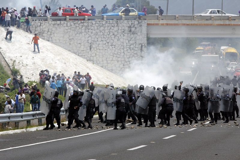 Chocan policías y juntas auxiliares por conflicto de registro civil