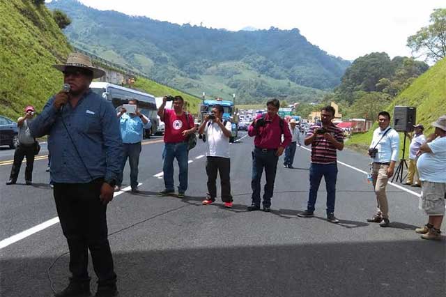 Bloquean la autopista México-Tuxpan en protesta por apagones de CFE