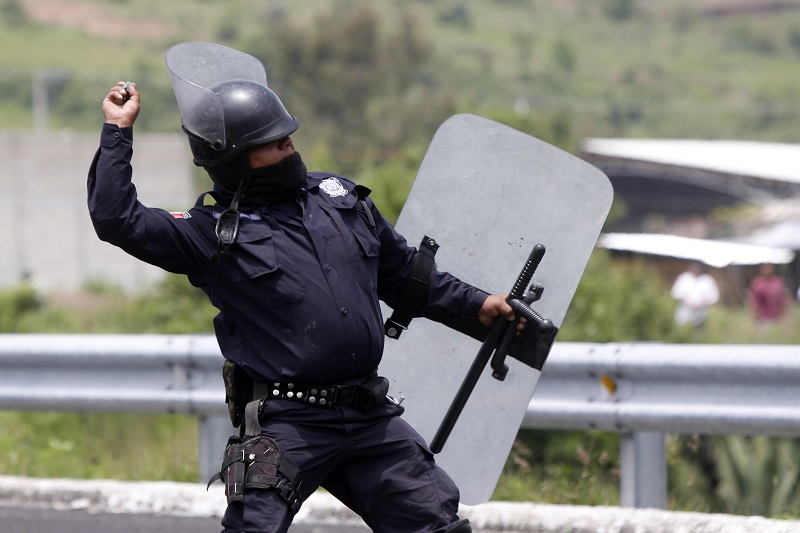 Chocan policías y juntas auxiliares por conflicto de registro civil