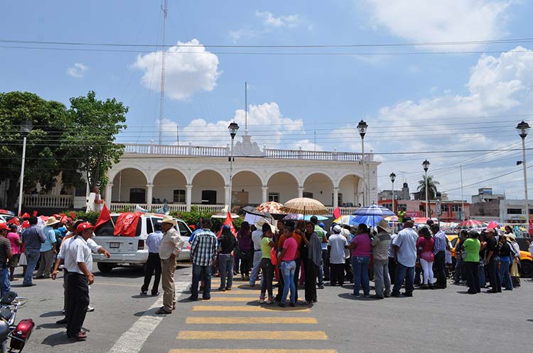 Retiene Antorcha a tres funcionarios municipales en Acatlán de Osorio