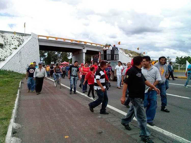 Protestan tianguistas de Texmelucan sobre la México-Puebla
