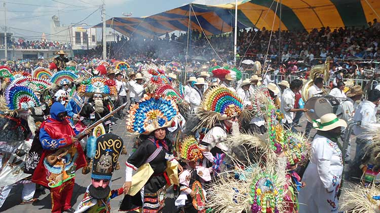 Se manifiestan danzantes contra guerritas en el Carnaval de Huejotzingo