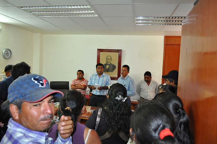 Retiene Antorcha a tres funcionarios municipales en Acatlán de Osorio