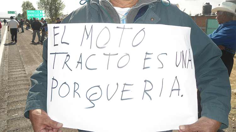 Bloqueos carreteros enmarcan el tercer informe de Moreno Valle