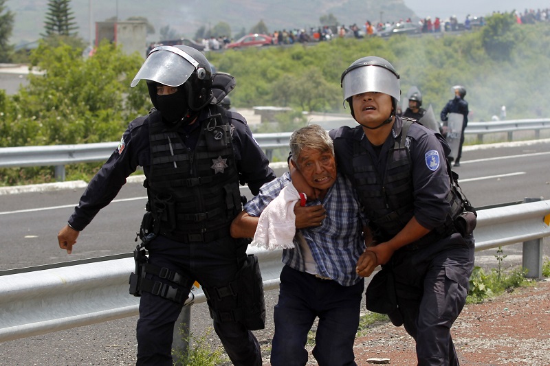 Chocan policías y juntas auxiliares por conflicto de registro civil