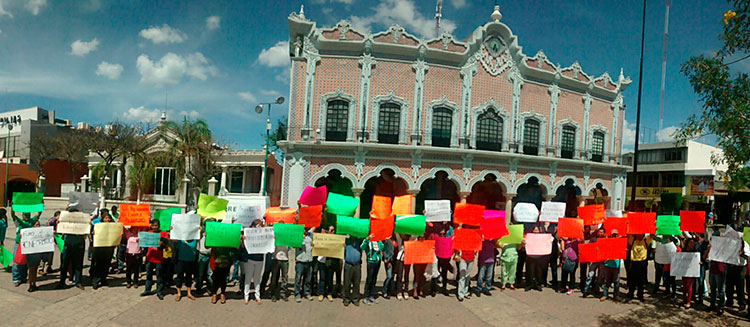 Protestan trabajadores de Tehuacán y reinstalan a compañeras