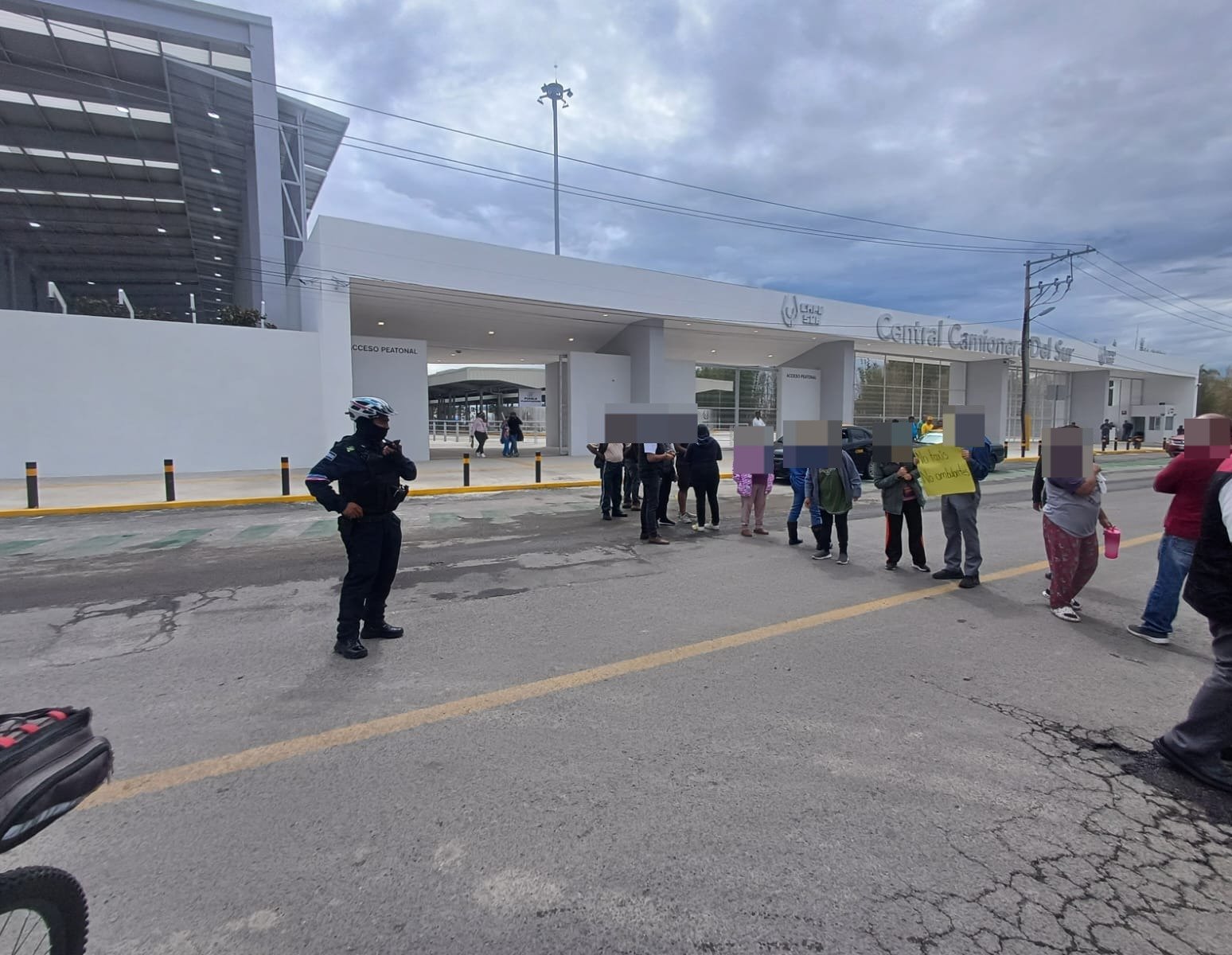 Vecinos cierran paso en Agua Santa y exigen retiro de ambulantes de la CAPU Sur 